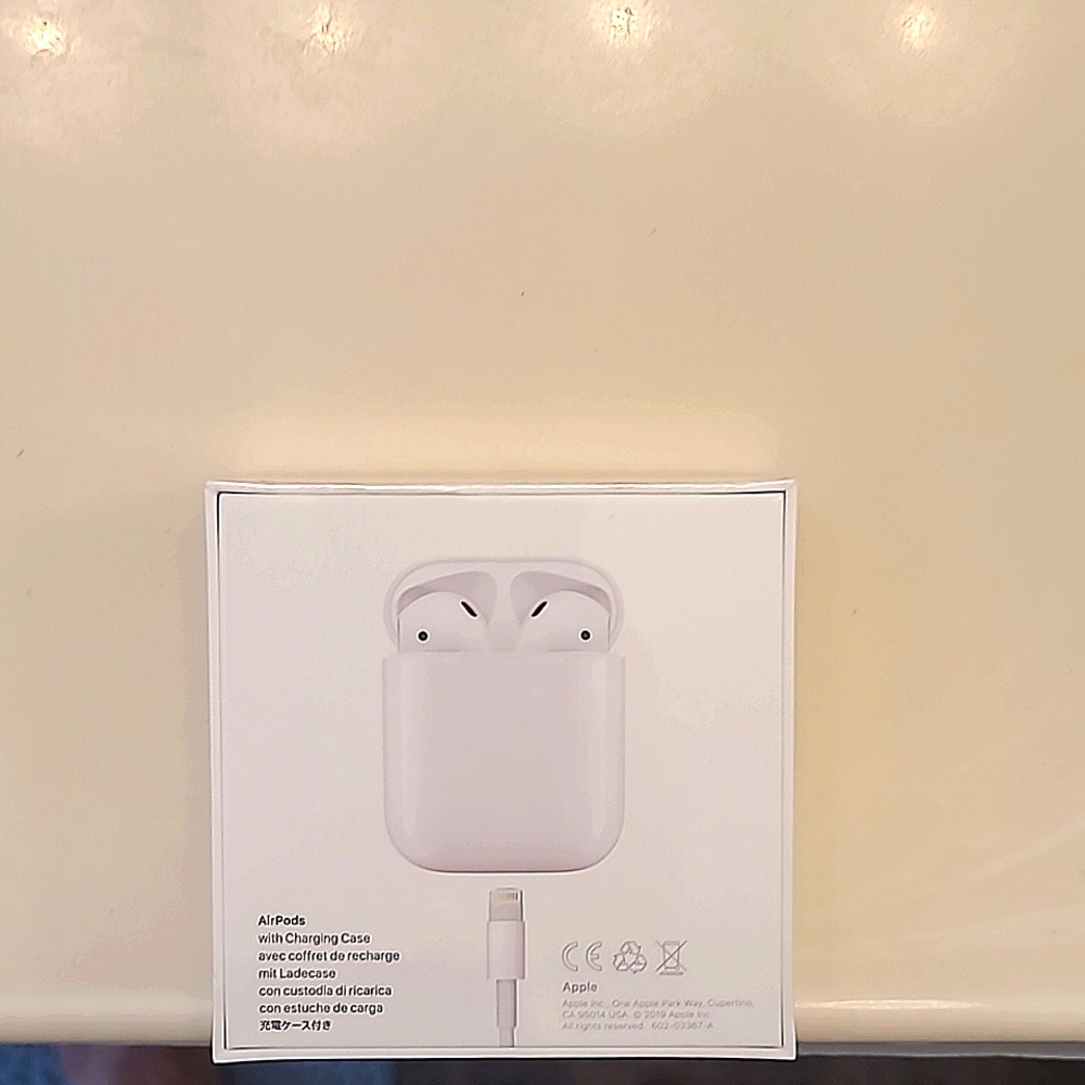 Apple White AirPods with Charging Case